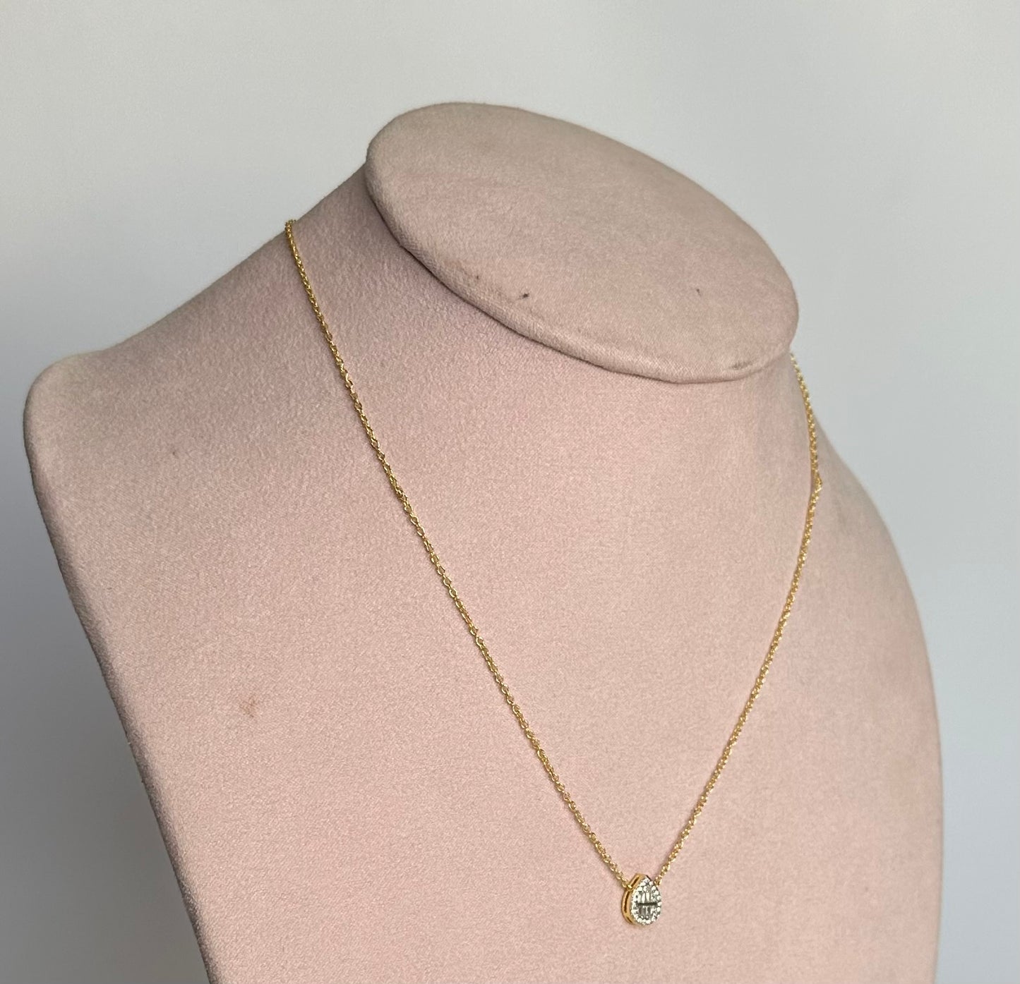 Collar gota zirconias