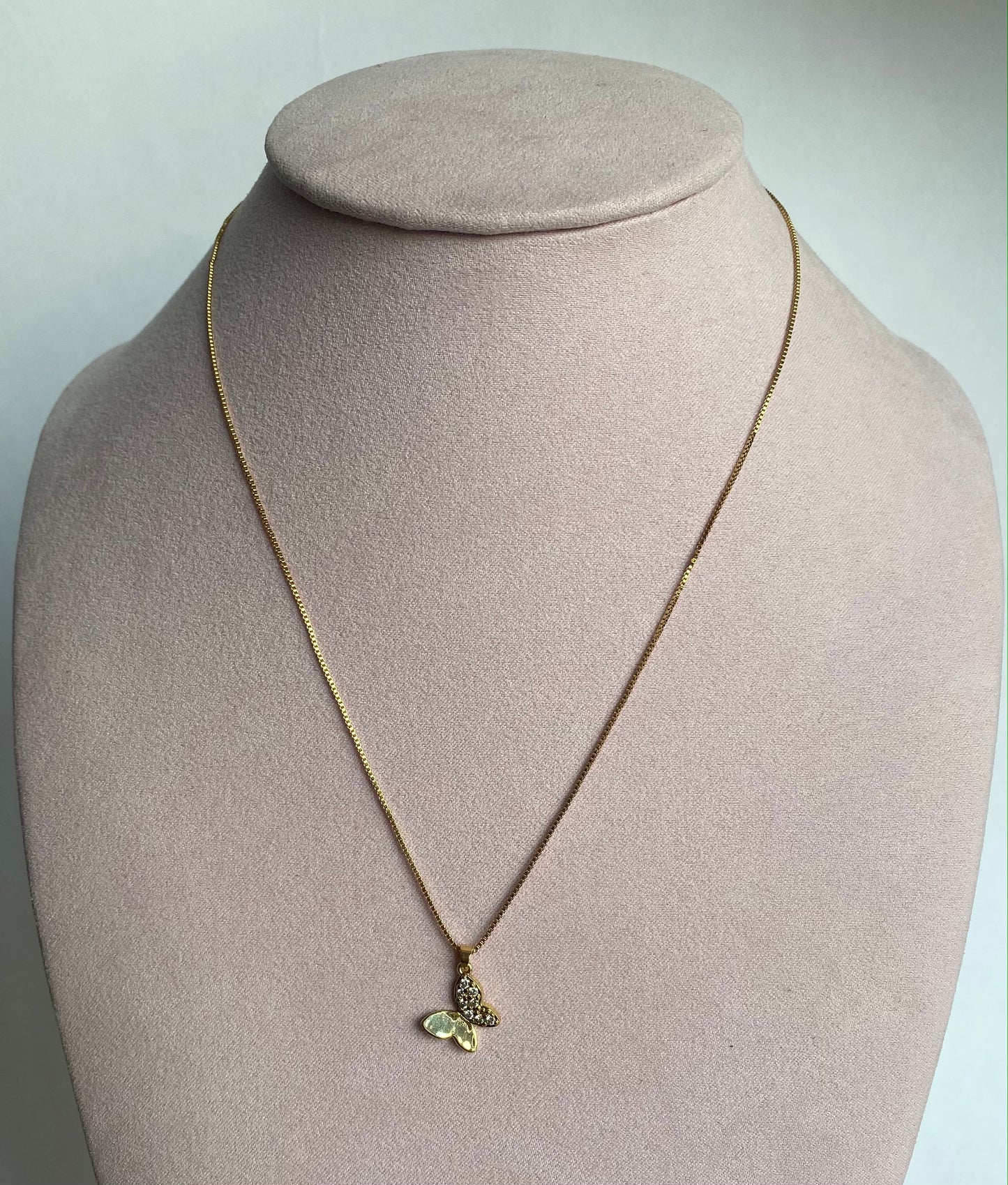 Collar mariposa zirconia
