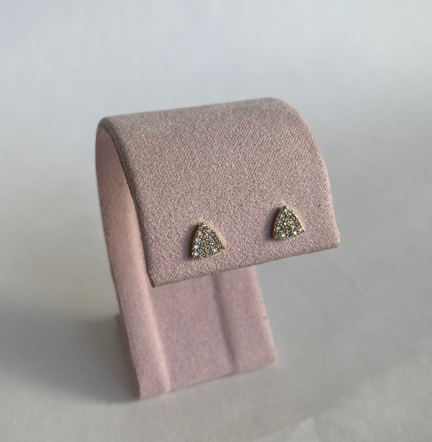 Studs triangulo