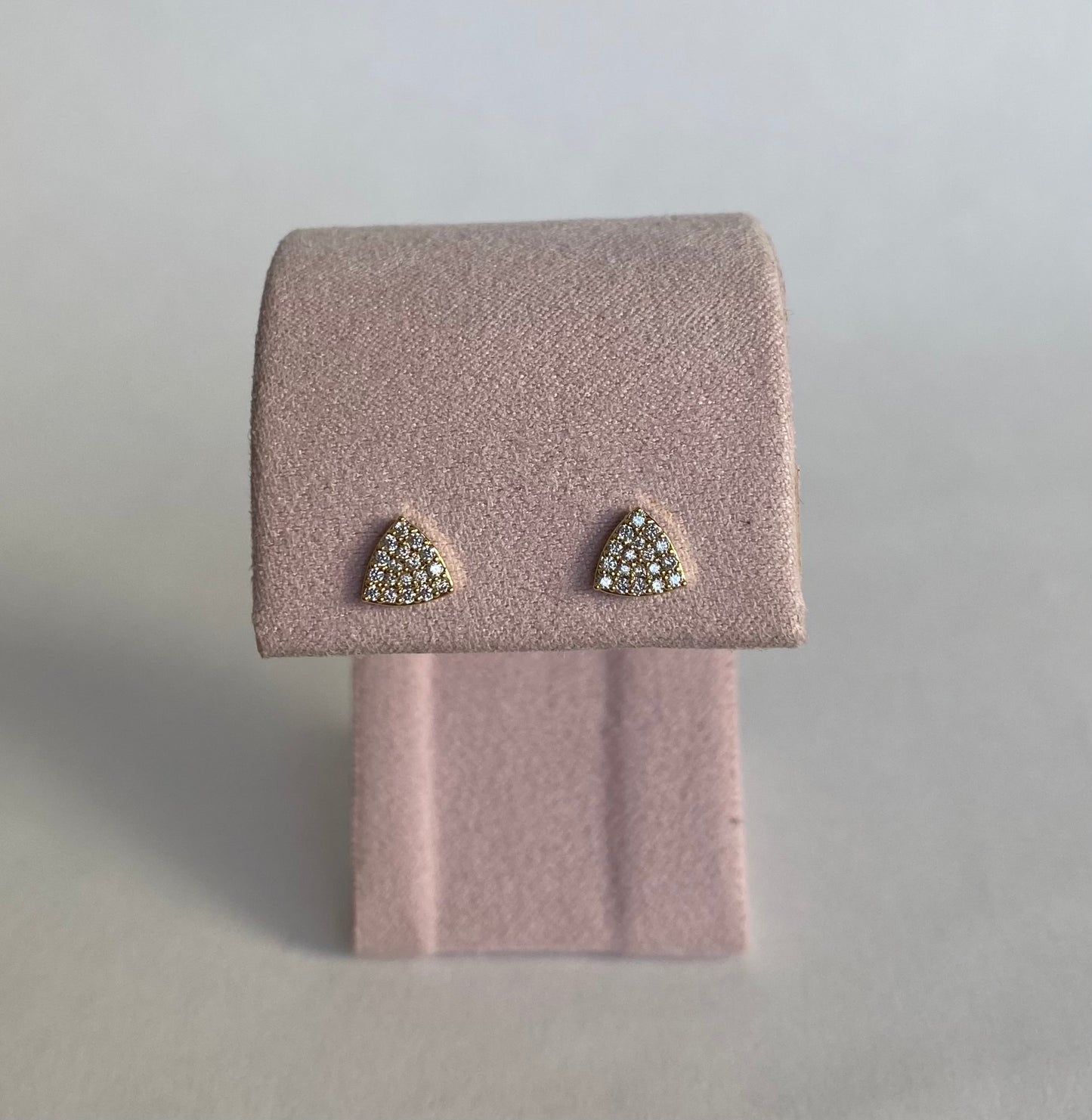 Studs triangulo