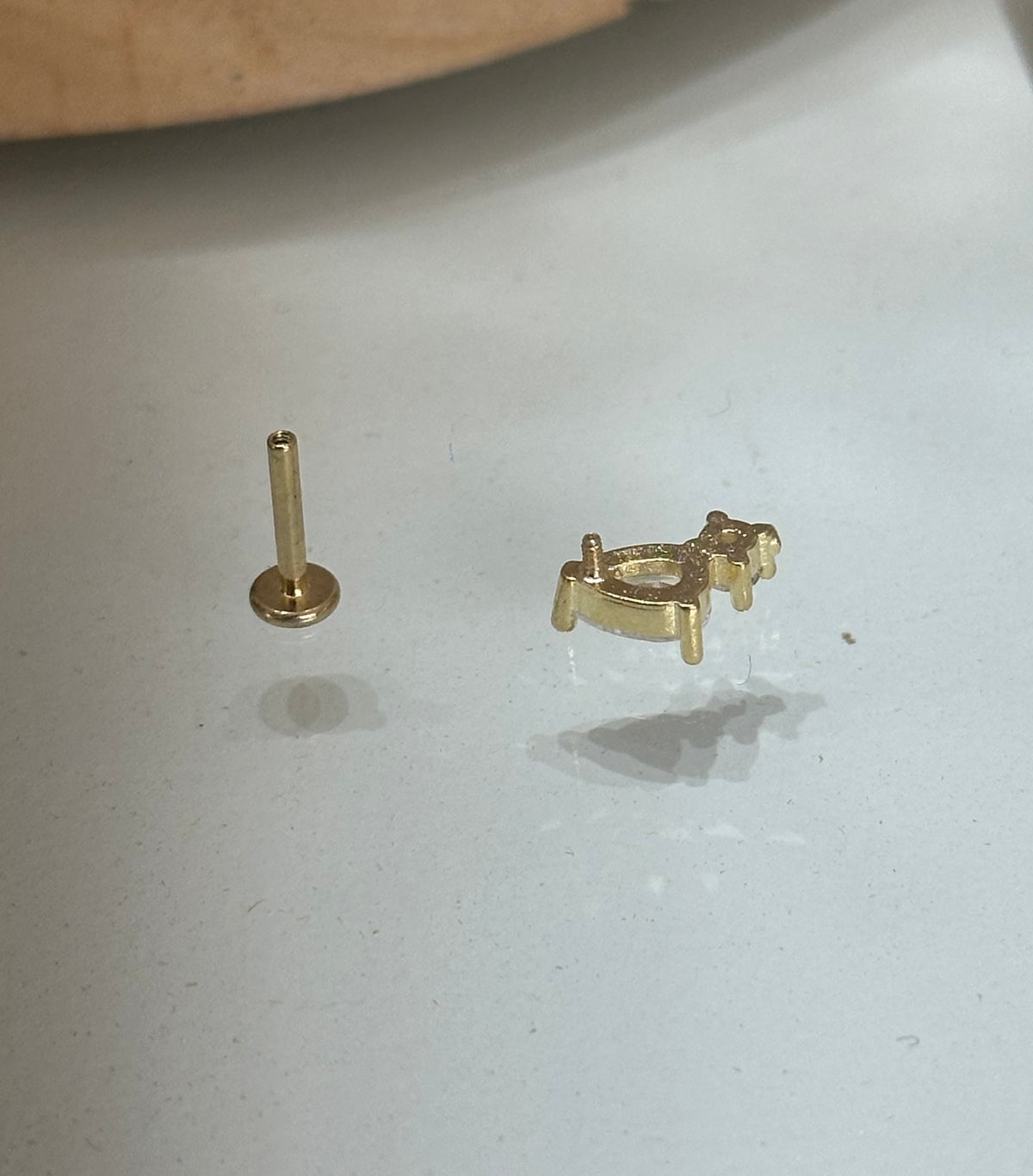 Piercing gota punto