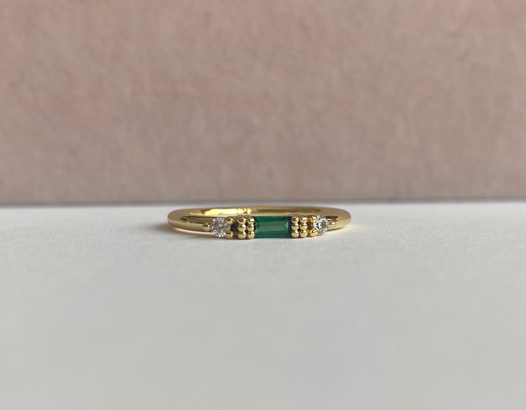 Anillo baguette esmeralda